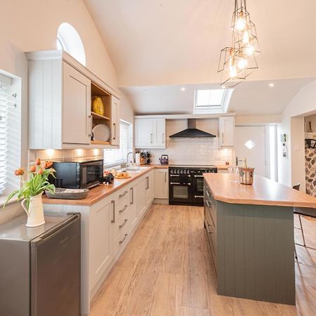 Quiet Self Contained Cottage Near Delamere Forest 커딩턴 외부 사진